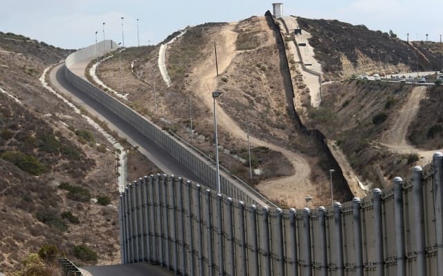 Két év múlva már állhat a mexikói határfal