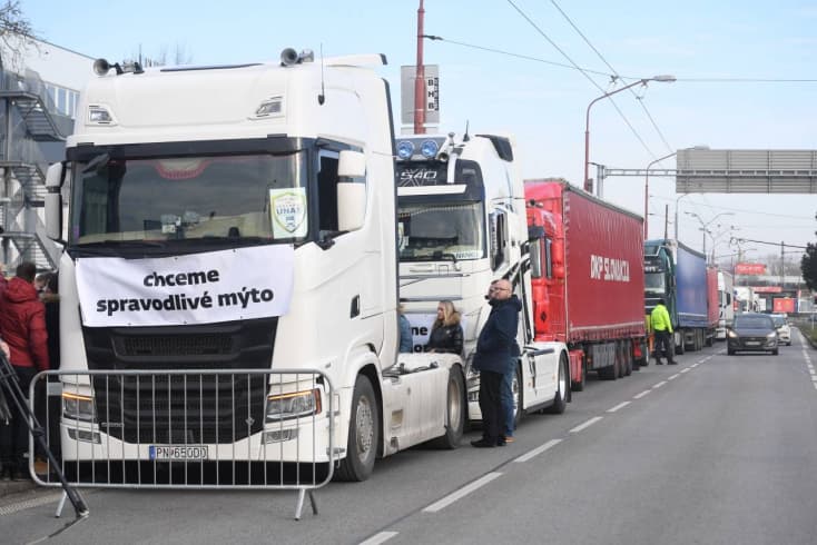 Kamionsztrájk: vasárnap a rajkai határátkelőt is eltorlaszolják a fuvarozók