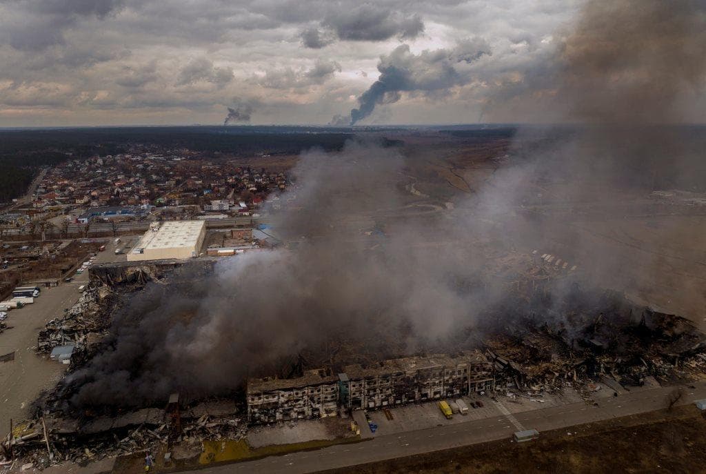 Megint tűzszünetet hirdetnek az oroszok, de előtte még keményen odasújtottak. Bombázás több városban, ég egy olajraktár is! (Videók)