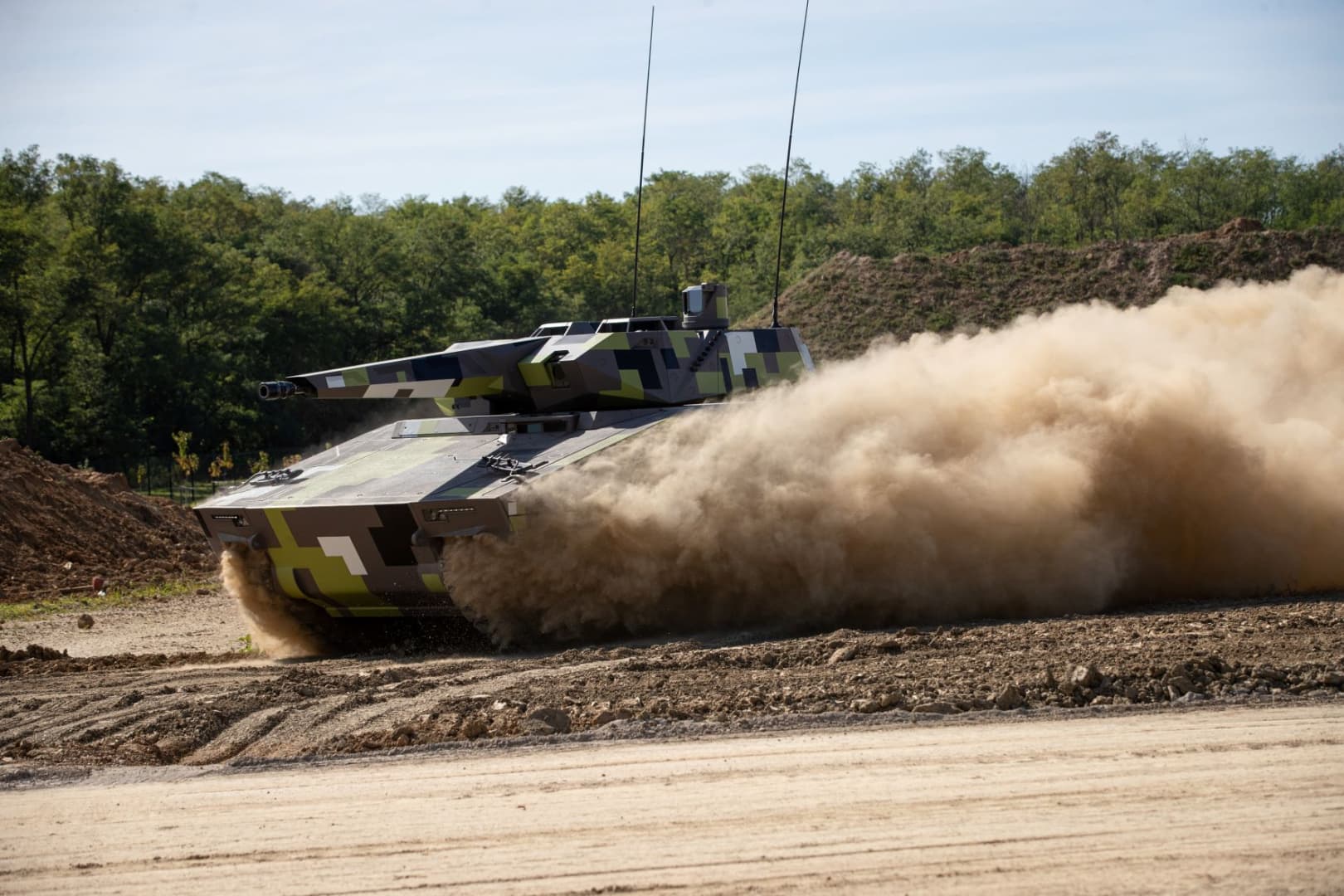 Szepsiben építene gyárat a Rheinmetall, ha tőle venne gyalogsági lánctalpasokat Szlovákia – FOTÓK és VIDEÓ a Lynx KF41-esről