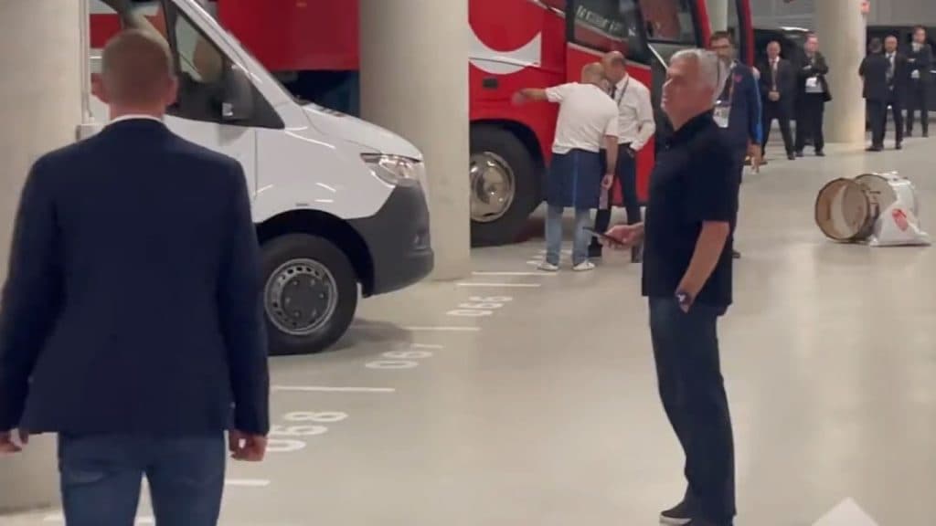 „Kib*szott szégyen vagy” – Mourinho megtalálta a parkolóban a játékvezetőt, és nem kímélte (VIDEÓ)
