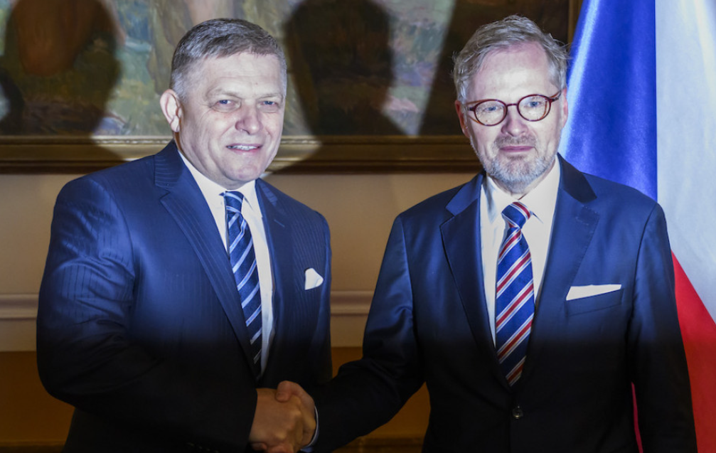 Robert Fico Prágában: Egyetértés a visegrádi együttműködés folytatásában, eltérő vélemény Ukrajna katonai támogatása ügyében