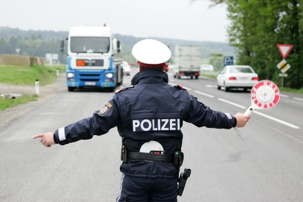 Gyanús volt a diákokkal teli szlovákiai busz az osztrák rendőröknek, nem engedték haza a járművet!