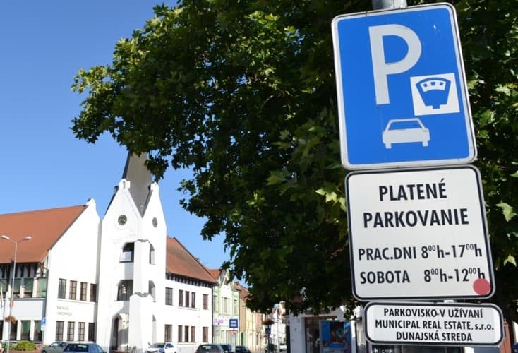 ELKÉPESZTŐ: Dunaszerdahelyé marad a parkolódíj – megint körmönfont ajánlatot tett a magáncég!