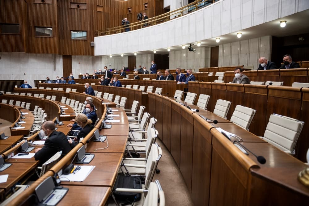 Kezdetét vette a titkos titkosszolgálati találkozóról szóló, titkos parlamenti ülés