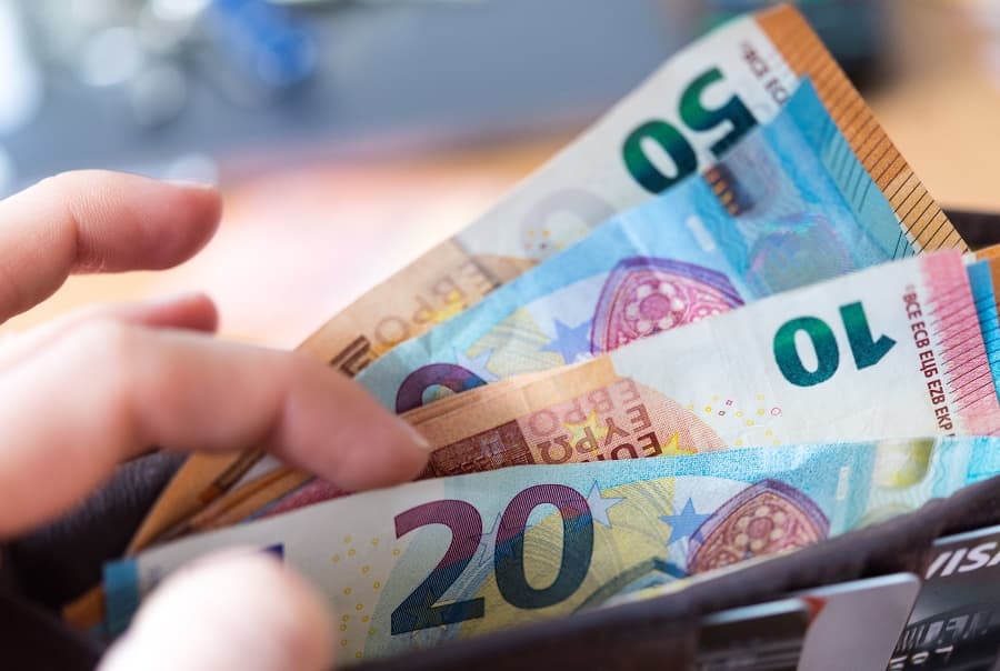 Közel 300 ezer eurót emelt le az ügyfelek számláiról egy banki alkalmazott
