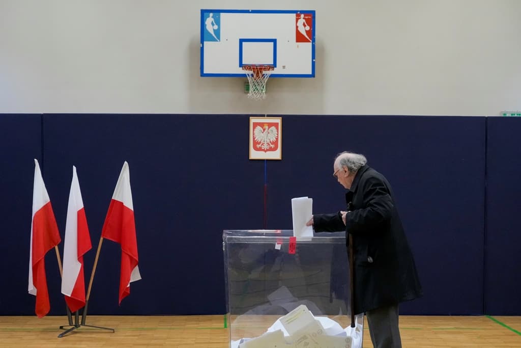 Lengyel választások: A kormánypárt a voksok 35,61 százalékát kapta, a fő ellenzéki tömörülés 30,51 százalékot ért el a végeredmény szerint