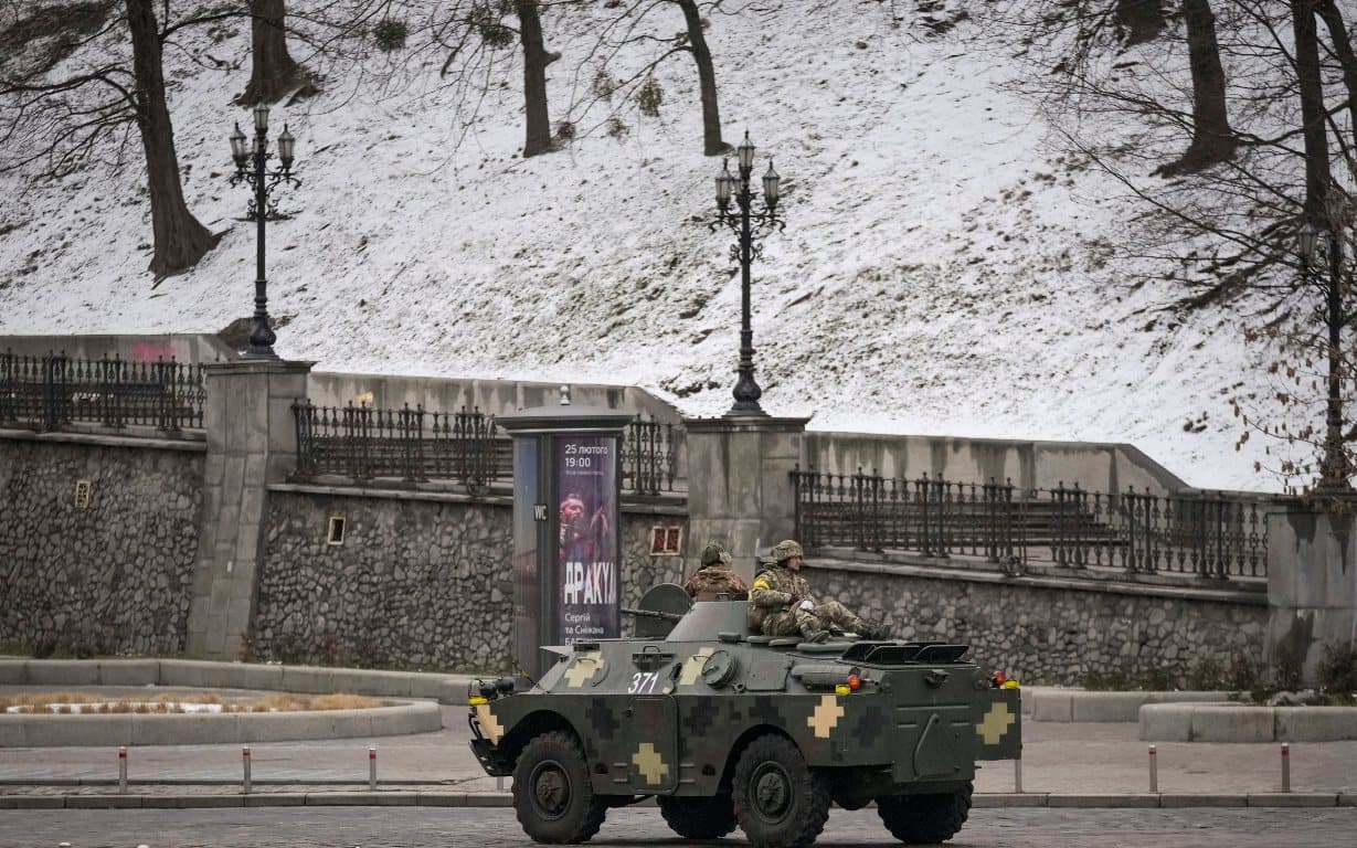 Orosz ejtőernyősök landoltak Harkivban, egy kórházra támadtak