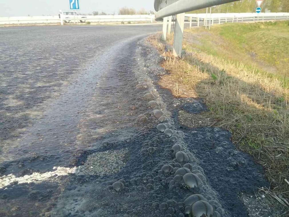 Nagy mennyiségű sav ömlött az autópályára!