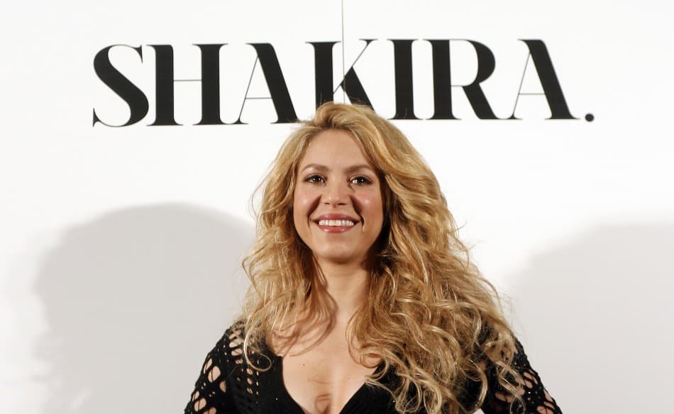 Egy kíváncsi rajongó be akart videózni Shakira miniruhája alá (VIDEÓ)