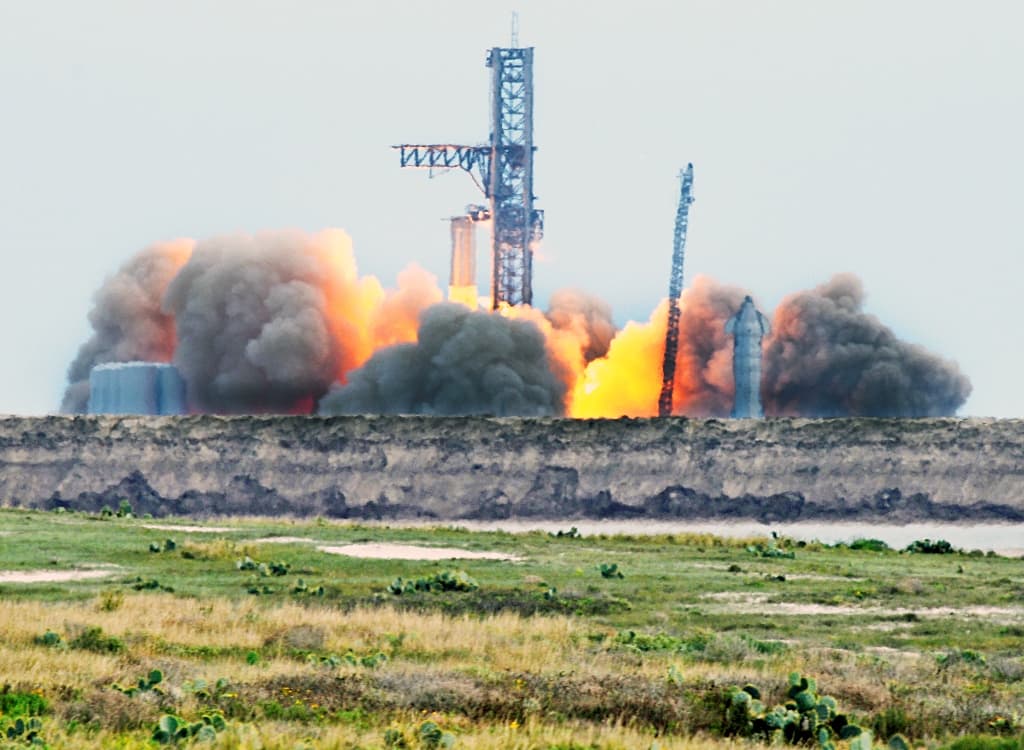 Minden idők legerősebb rakétarendszerét tesztelte a SpaceX