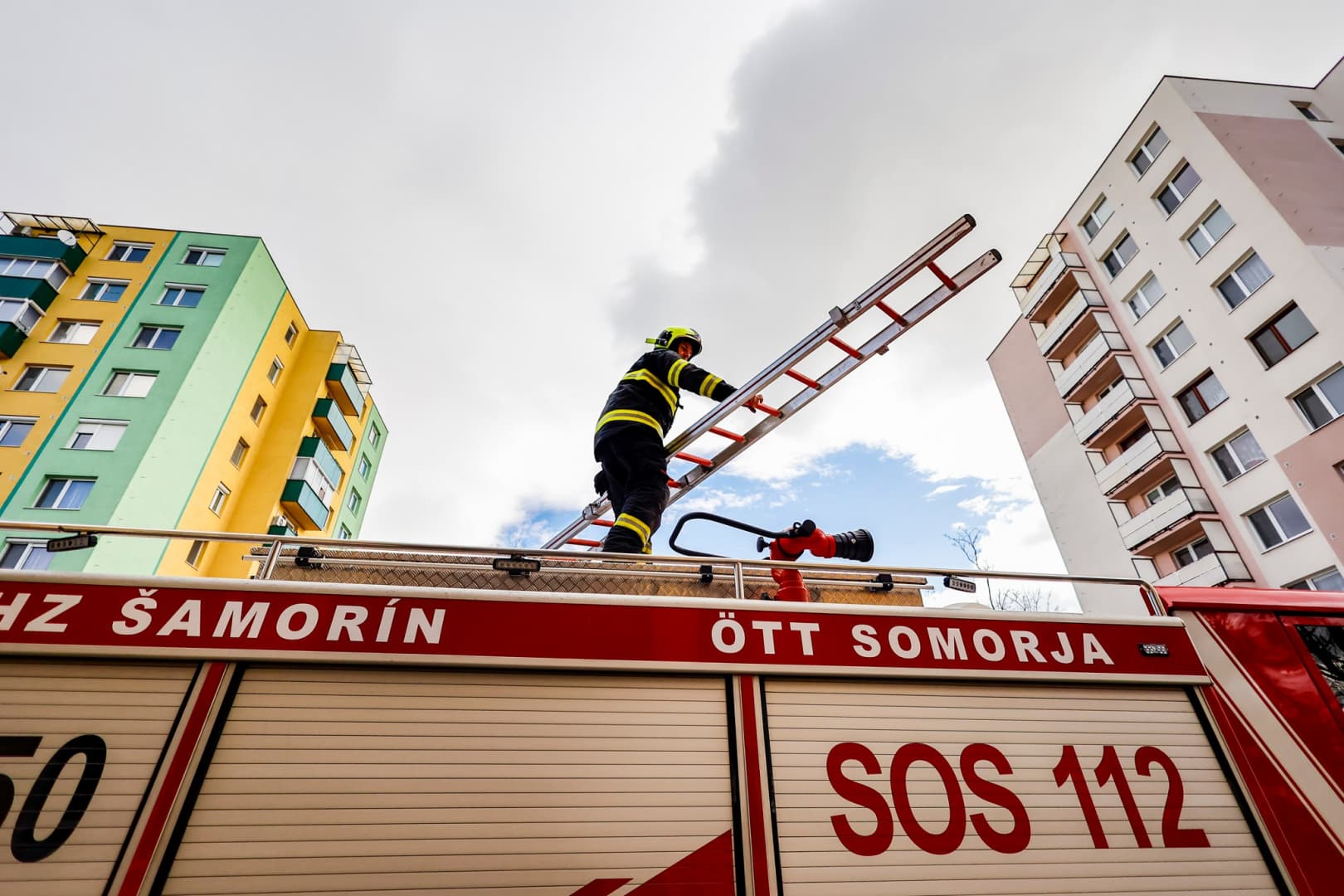 A Csallóközben is pusztított a szél, egész nap talpon voltak az önkéntes tűzoltók (fotók + videó)