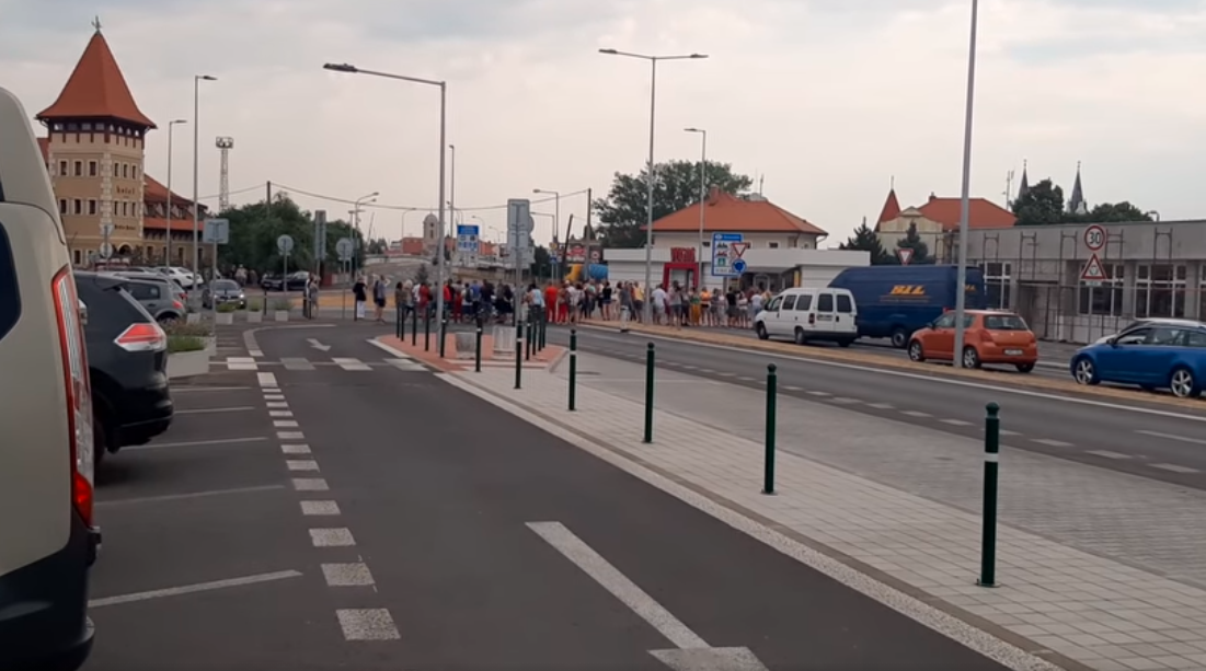 Tüntető tömeg blokkolta a határátkelőt Komáromban és Párkányban