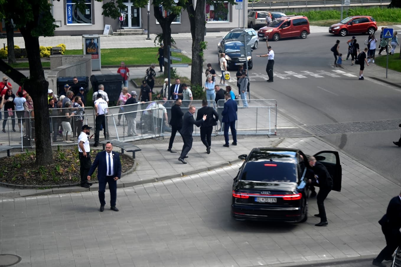 Fico közvetlenül a merénylet előtt áthúzta a tervet, az egyik testőr hibát követett el