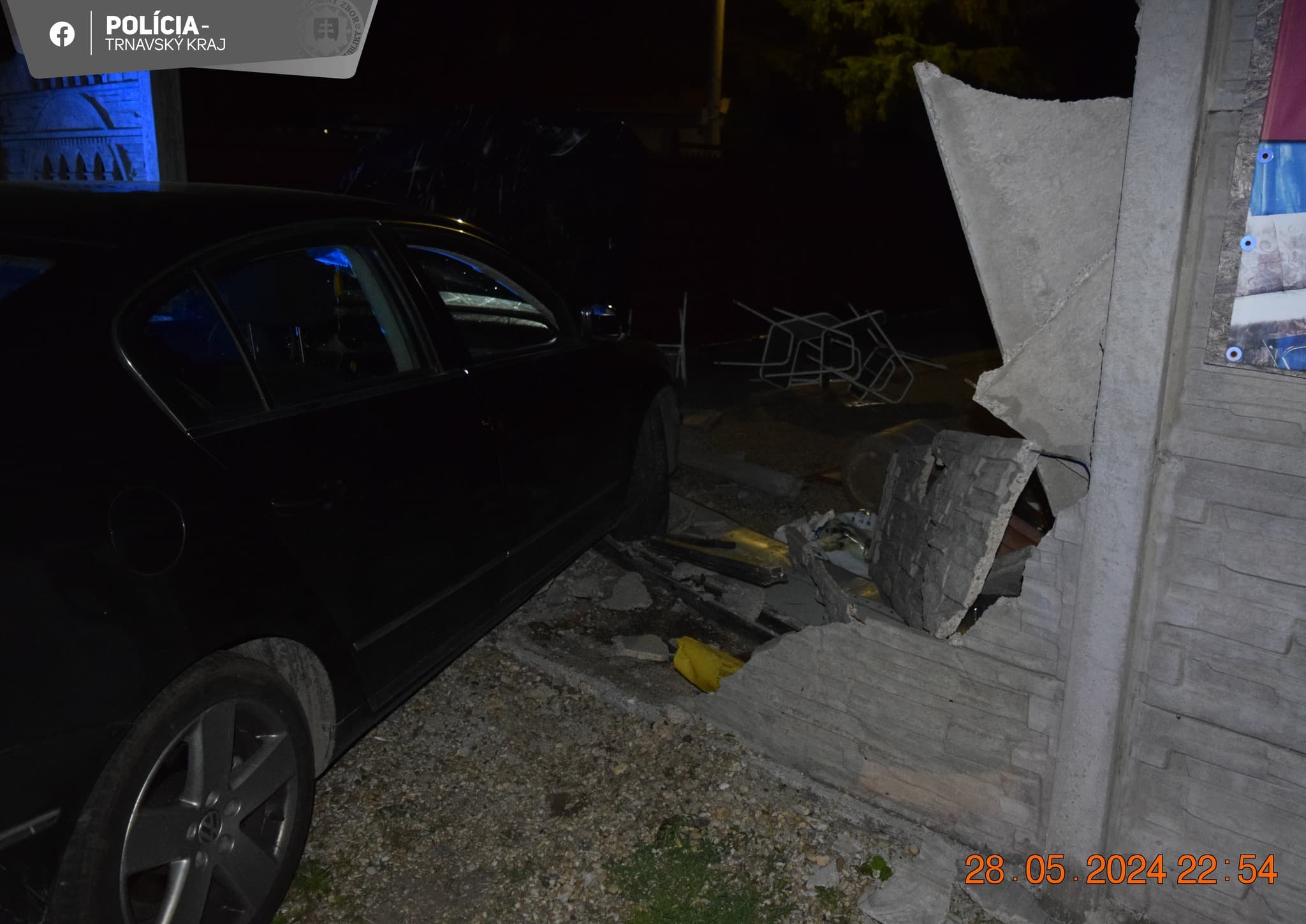 Ittas volt a sofőr, aki áttörte a betonkerítést Passatjával Nagymegyeren (FOTÓK)