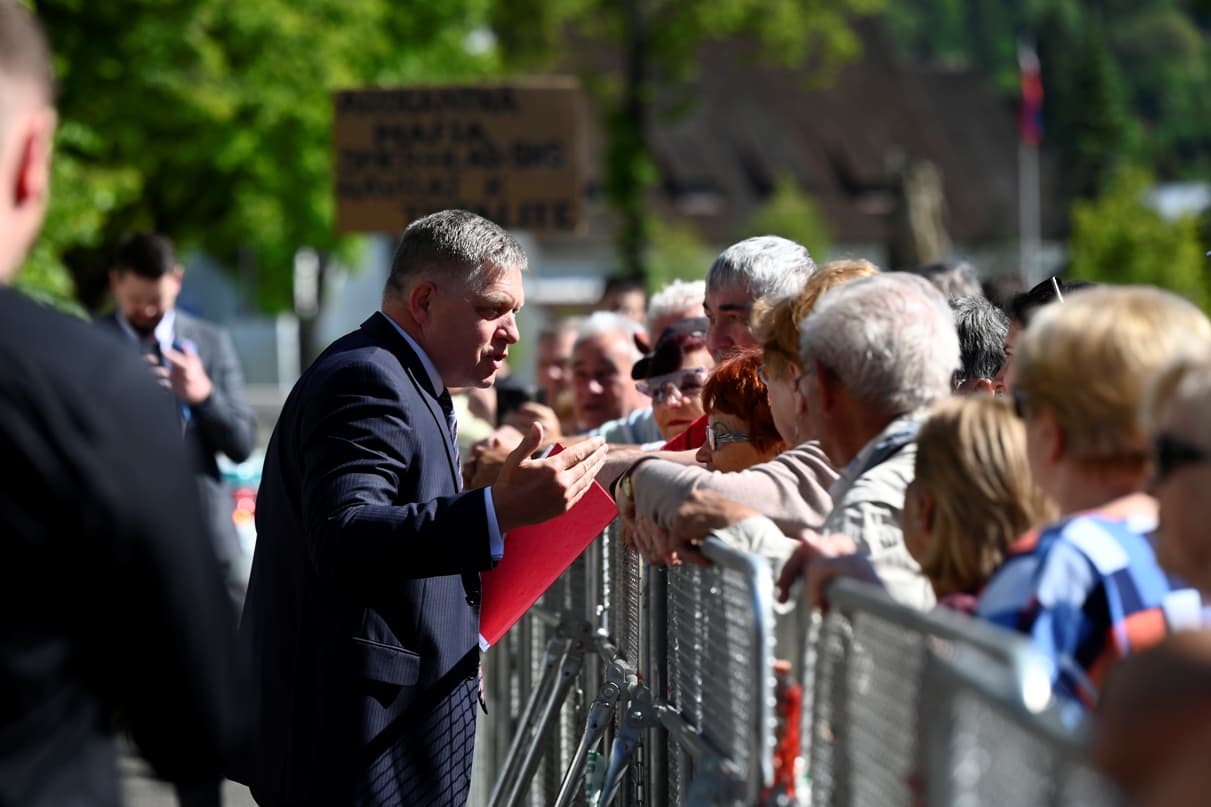 Egyesek Robert Fico kiontott vérében tapicskolva támadják politikai ellenfeleiket