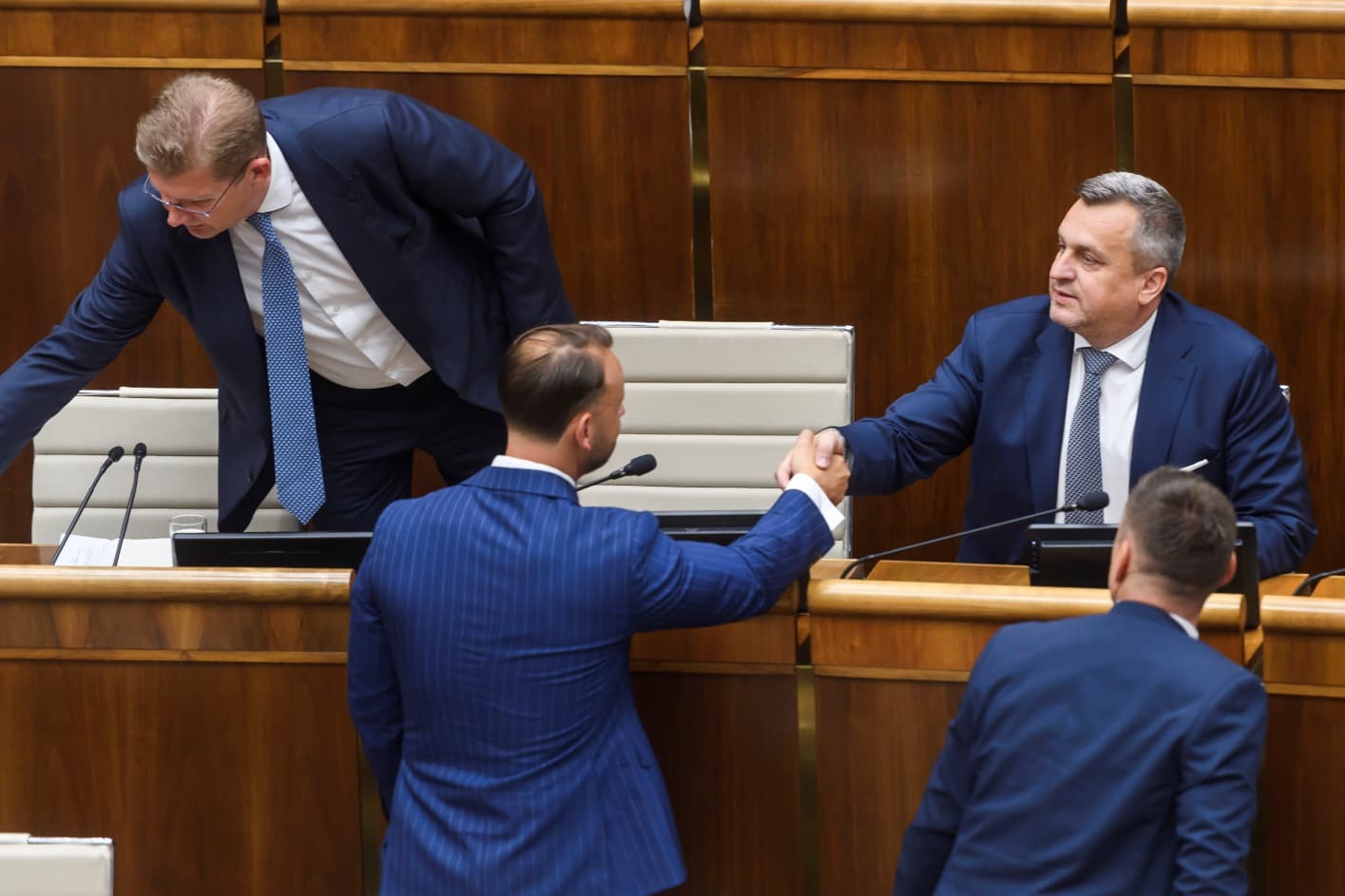 Danko egy hete még politikai háborúval fenyegetőzött – most bocsánatot kért a parlamentben