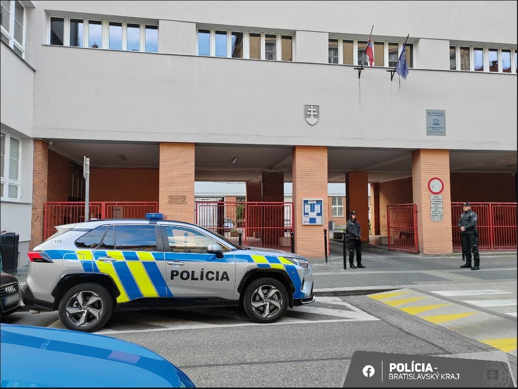 Újabb bombafenyegetés: a rendőrök átkutatják az egyik pozsonyi egyetem épületét