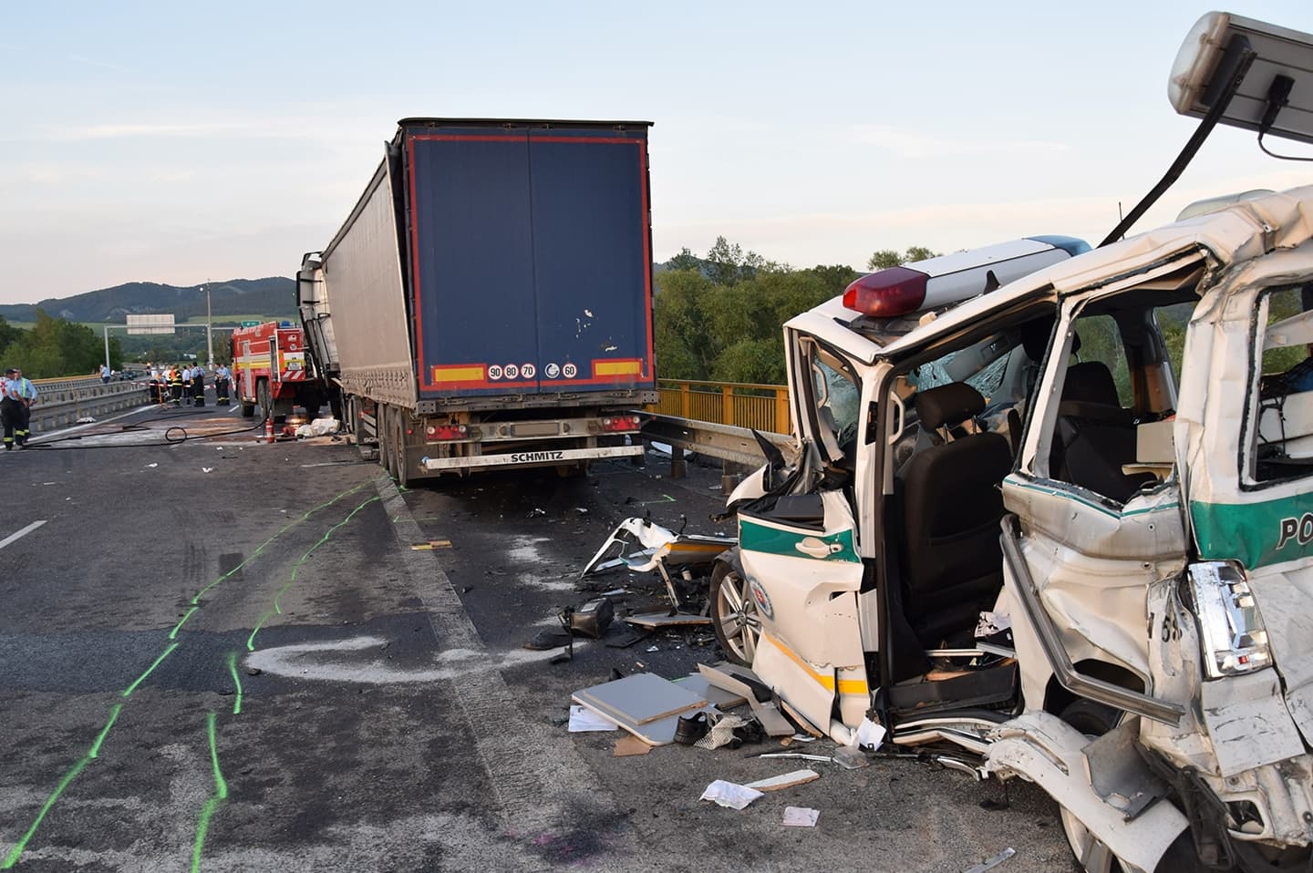 Fiatal tűzoltók vesztették életüket a hétfői tragikus balesetben, a kamion lassítás nélkül rohant a járművekbe