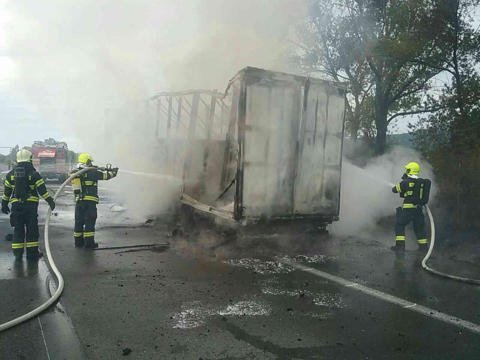 Hatalmas lángokkal égett egy kamion a D2-esen Pozsonynál