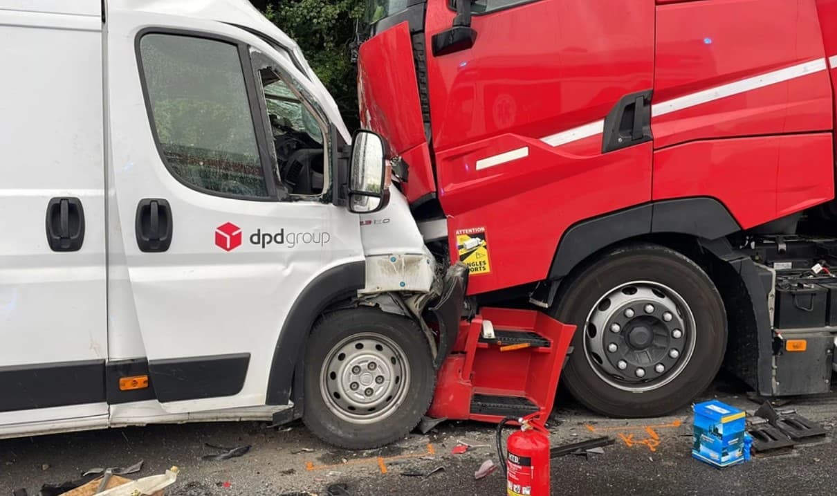SÚLYOS BALESET: Futárautó karambolozott frontálisan egy kamionnal