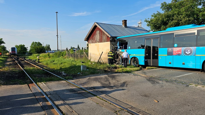 BALESET: Autóbusszal ütközött egy vonat a vasúti átjáróban