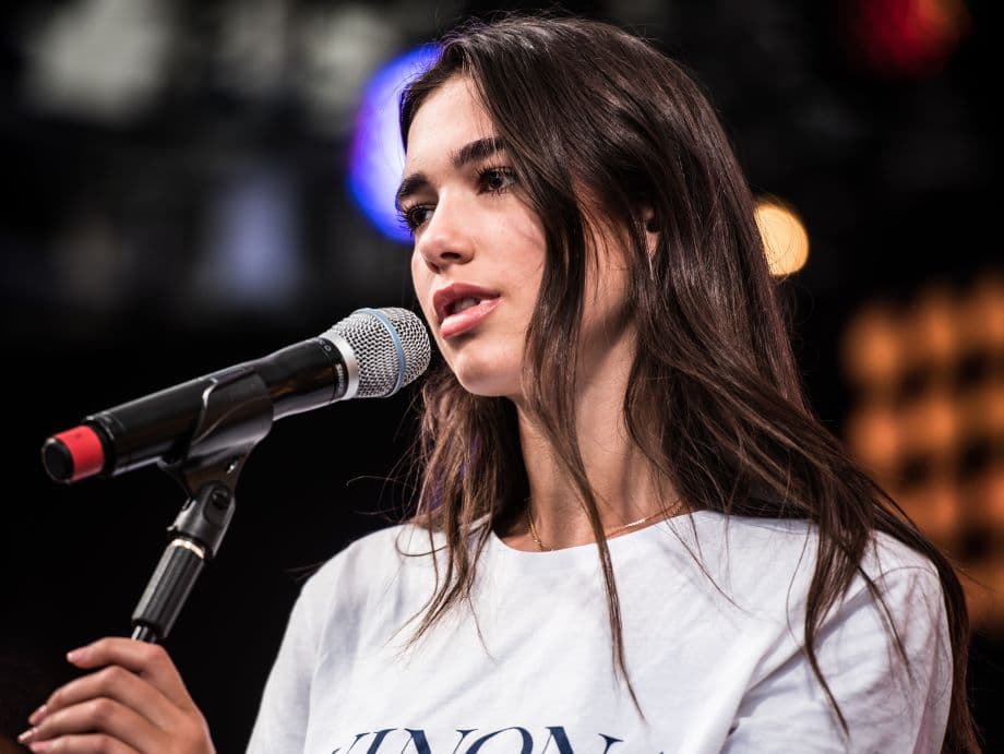 Dua Lipa felemelte szavát az "izraeli népirtás" ellen - gyerekek elégetéséről írt