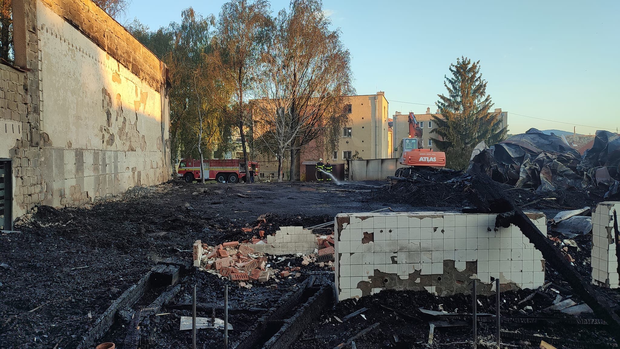 Hatalmas tűz volt Ipolyságon, megsemmisült az egykori tornaterem, tűzoltók is megsérültek!
