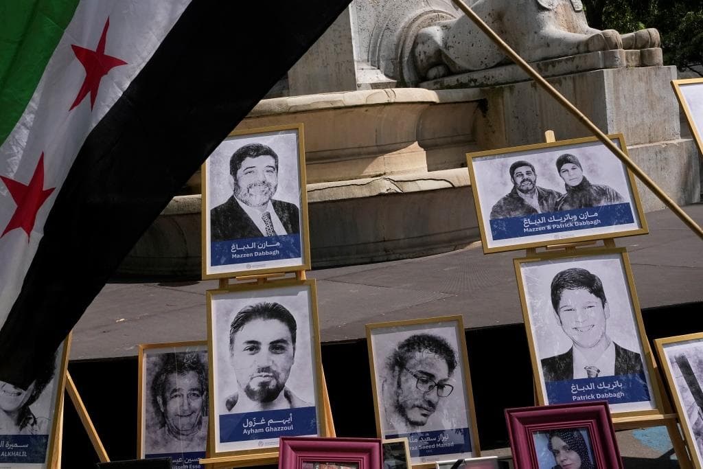 Életfogytig tartó börtönbüntetést szabtak ki Párizsban a szíriai rezsim három egykori magas rangú vezetőjére
