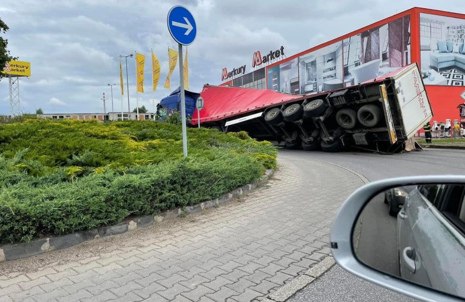 Felborult egy teherautó az érsekújvári körforgalomban