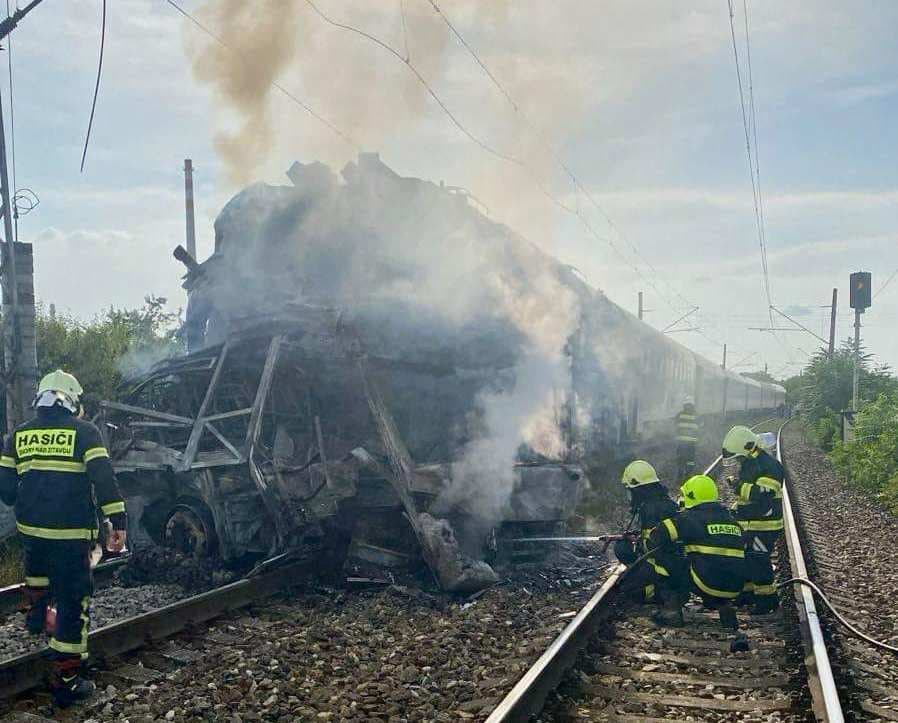 Hétre nőtt az érsekújvári busztragédia halálos áldozatainak száma, szemtanúk szerint nem működött megfelelően a vasúti jelzőberendezés (FOTÓK, VIDEÓ)