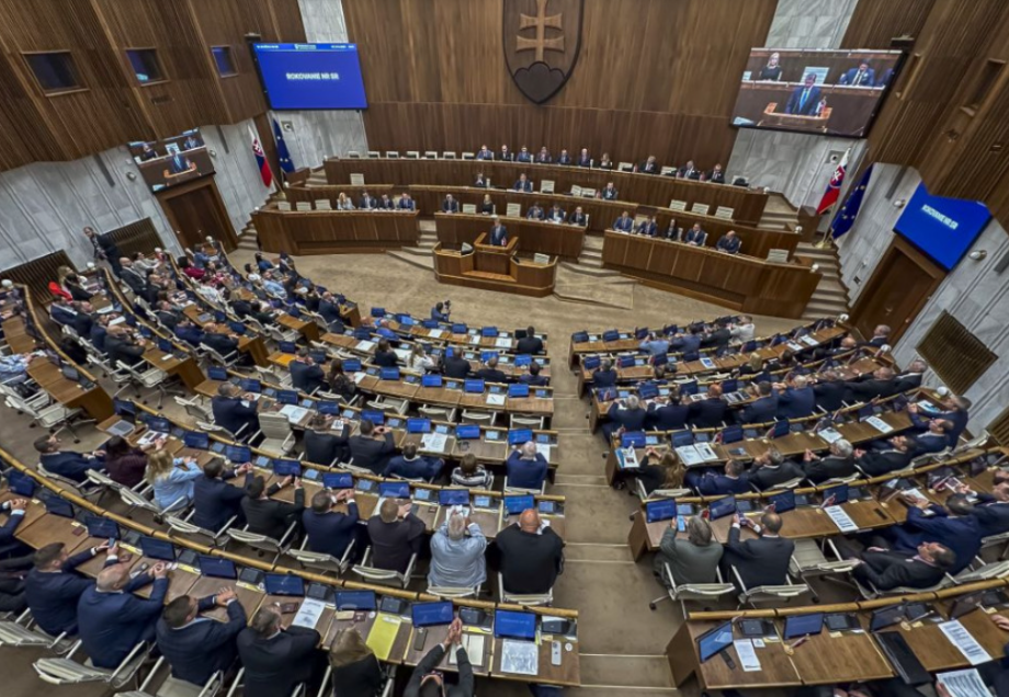 A Smer népszerűsége töretlen, hét párt jutna be a parlamentbe, de a Magyar Szövetség nincs köztük