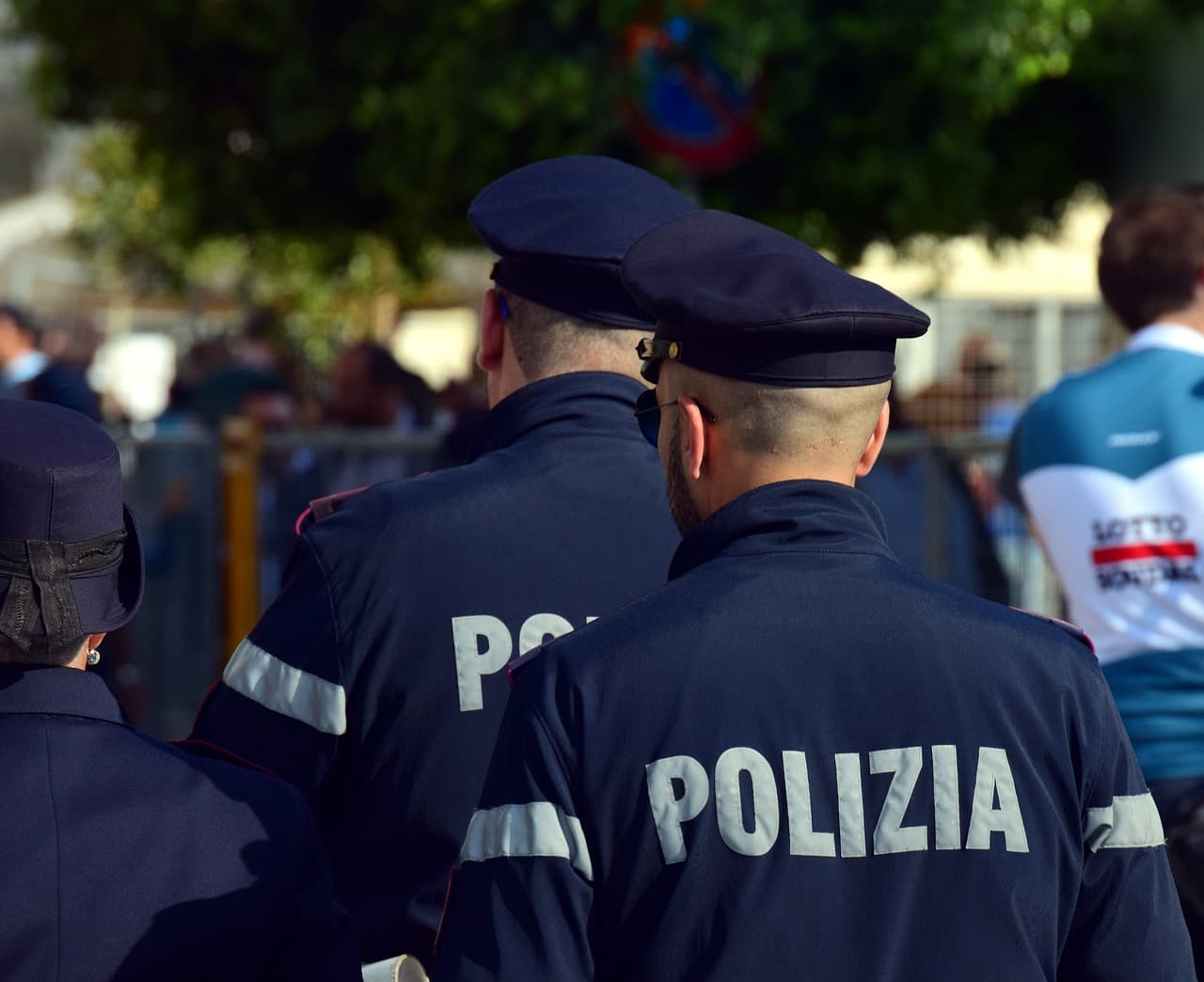 Rossz jegyet vitt haza a lány az iskolából, az anyja kitette őt az autóból