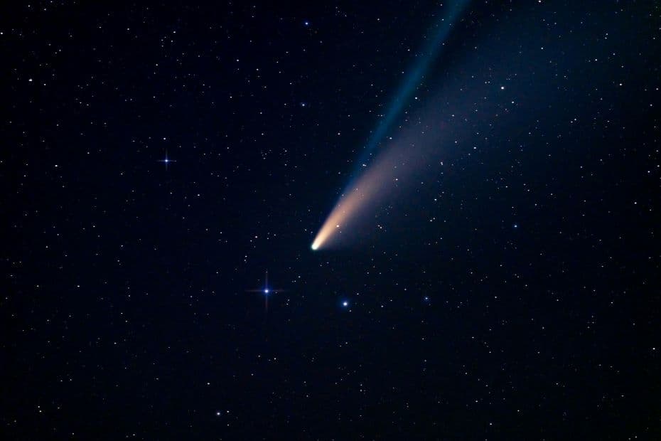 Egy üstökösről készült fotó Tornalja közelében - a NASA a nap képének választotta (FOTÓ)