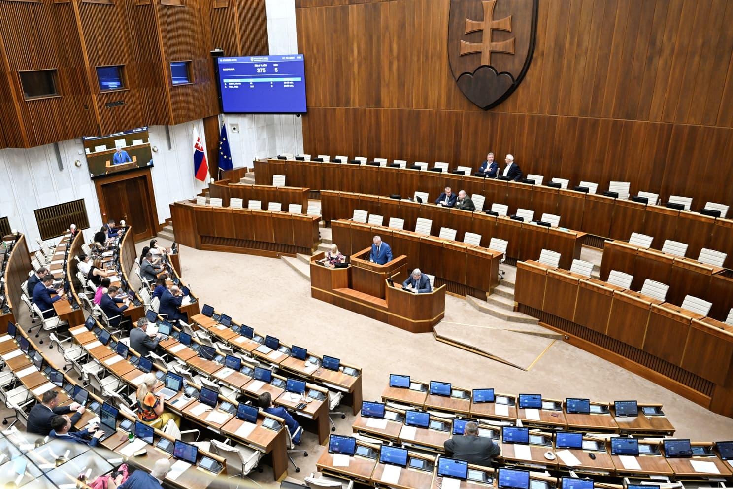 Kiakadt a Hlas-SD, a képviselők szerint valós problémák megoldása helyett egész nap egy laptopon lévő matricáról beszélgettek