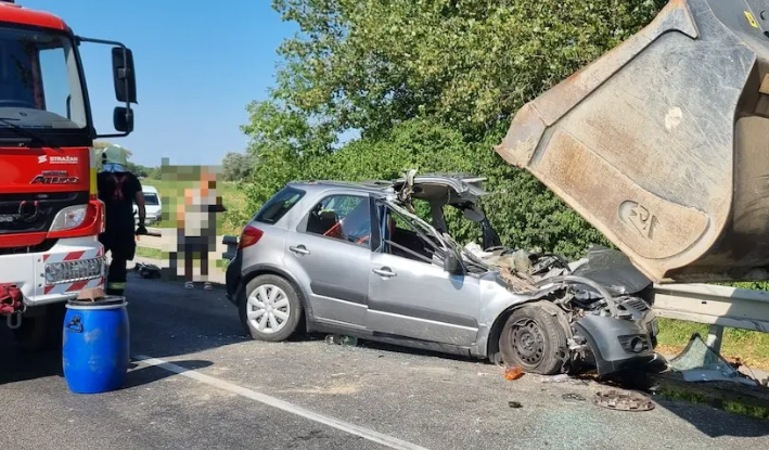 VÁŽNA NEHODA: Lyžica bagra strhla strechu auta medzi Dunajským Klátovom a Veľkými Dvorníkmi