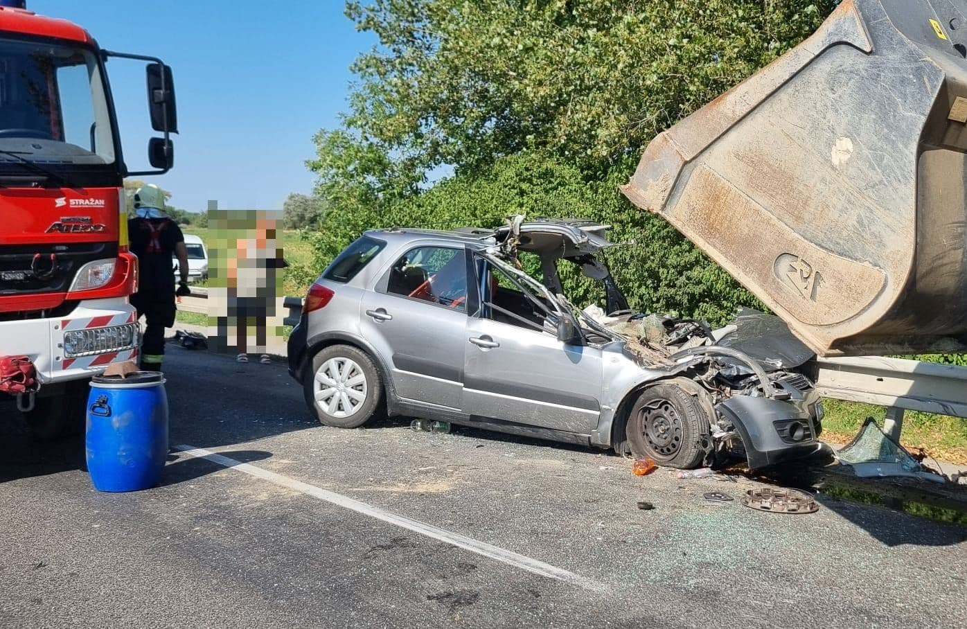 SÚLYOS BALESET: Levitte a kocsi tetejét a markoló kanala Dunatőkés és Nagyudvarnok között