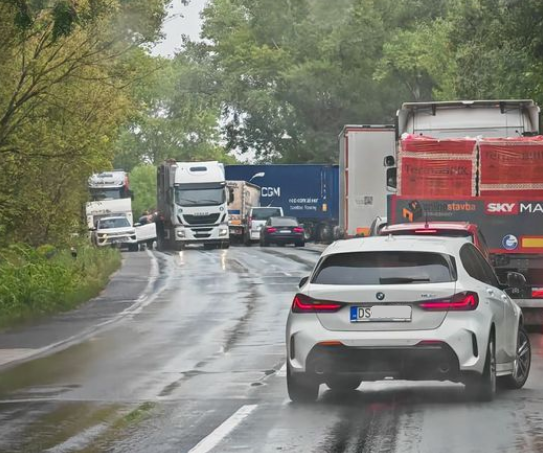 Egy kamion és egy furgon ütközött a 63-ason Dunaszerdahely közelében!