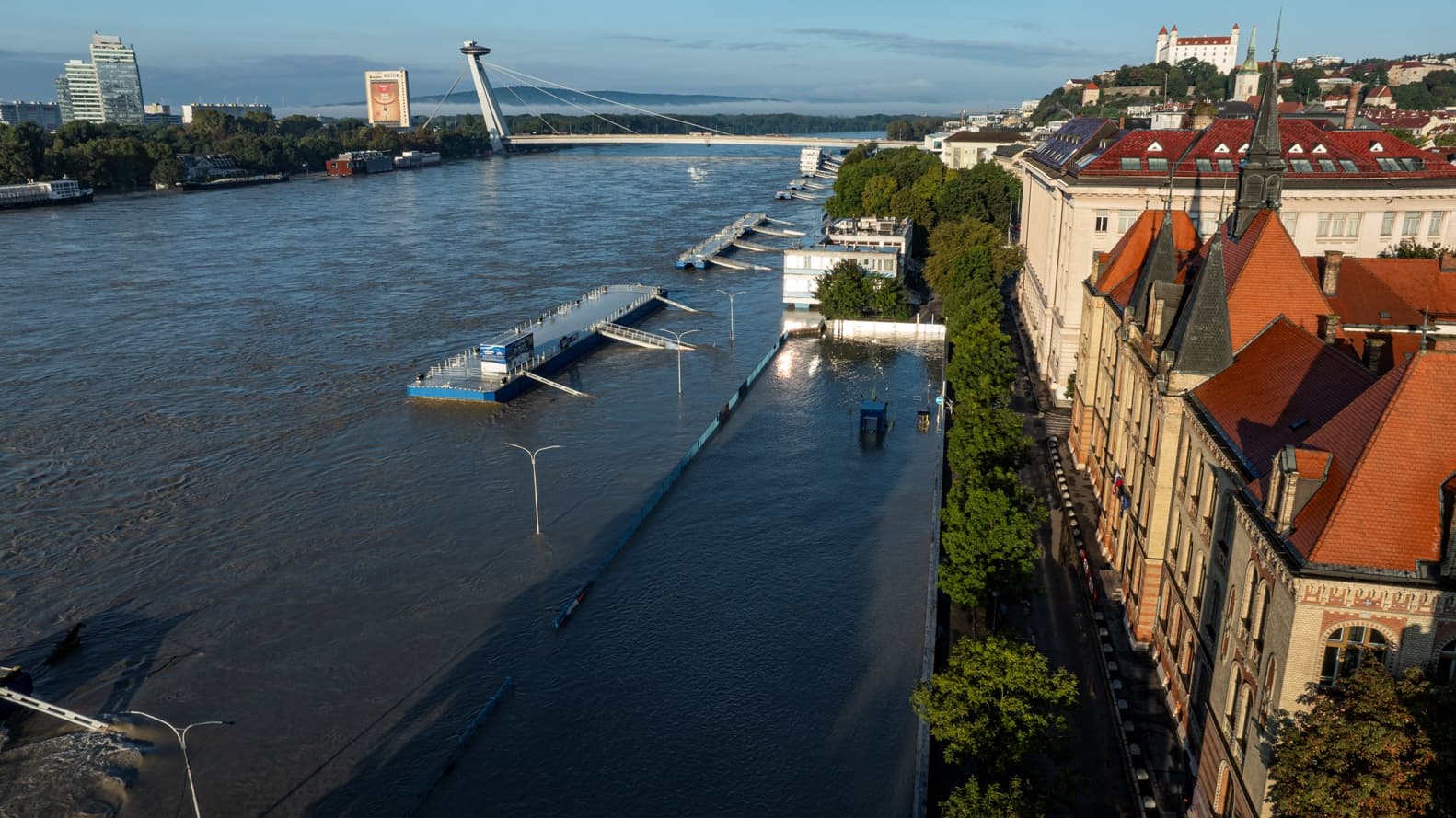 9,7 méteren tetőzött a Duna Pozsonynál – a károk tetemesek, de Bősnek is köszönhetően Szlovákia milliókat keres az áradással