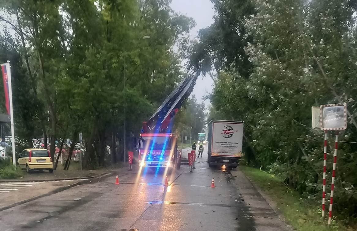 Péntek óta közel 100-szor riasztották a dunaszerdahelyi járási tűzoltókat, hétfőn reggel egy kamionra dőlt fához