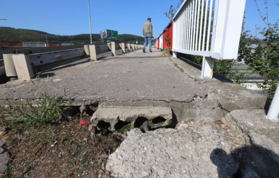 Elkezdték Besztercebányán az R1-es gyorsforgalmi út felett található, nagyon rossz állapotban lévő felüljáró bontását