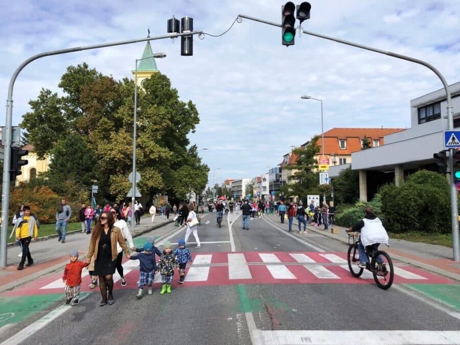 Három órára a gyerekek vették birtokukba a dunaszerdahelyi Fő utcát – ilyen volt az 5. autómentes nap! (FOTÓK)