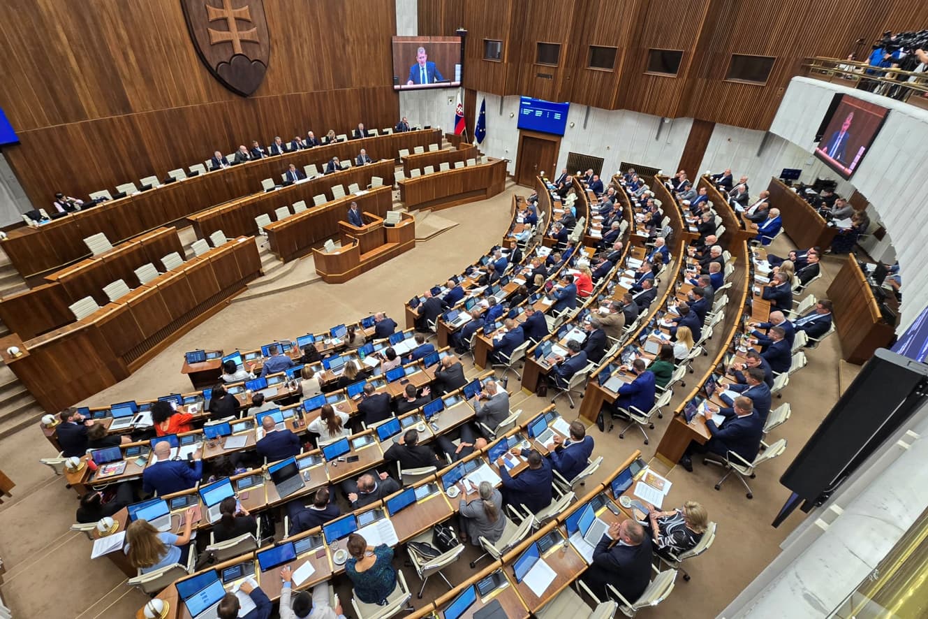 Az ellenzék szerint élő adásban láthatjuk, ahogy darabjaira hullik a kormánykoalíció