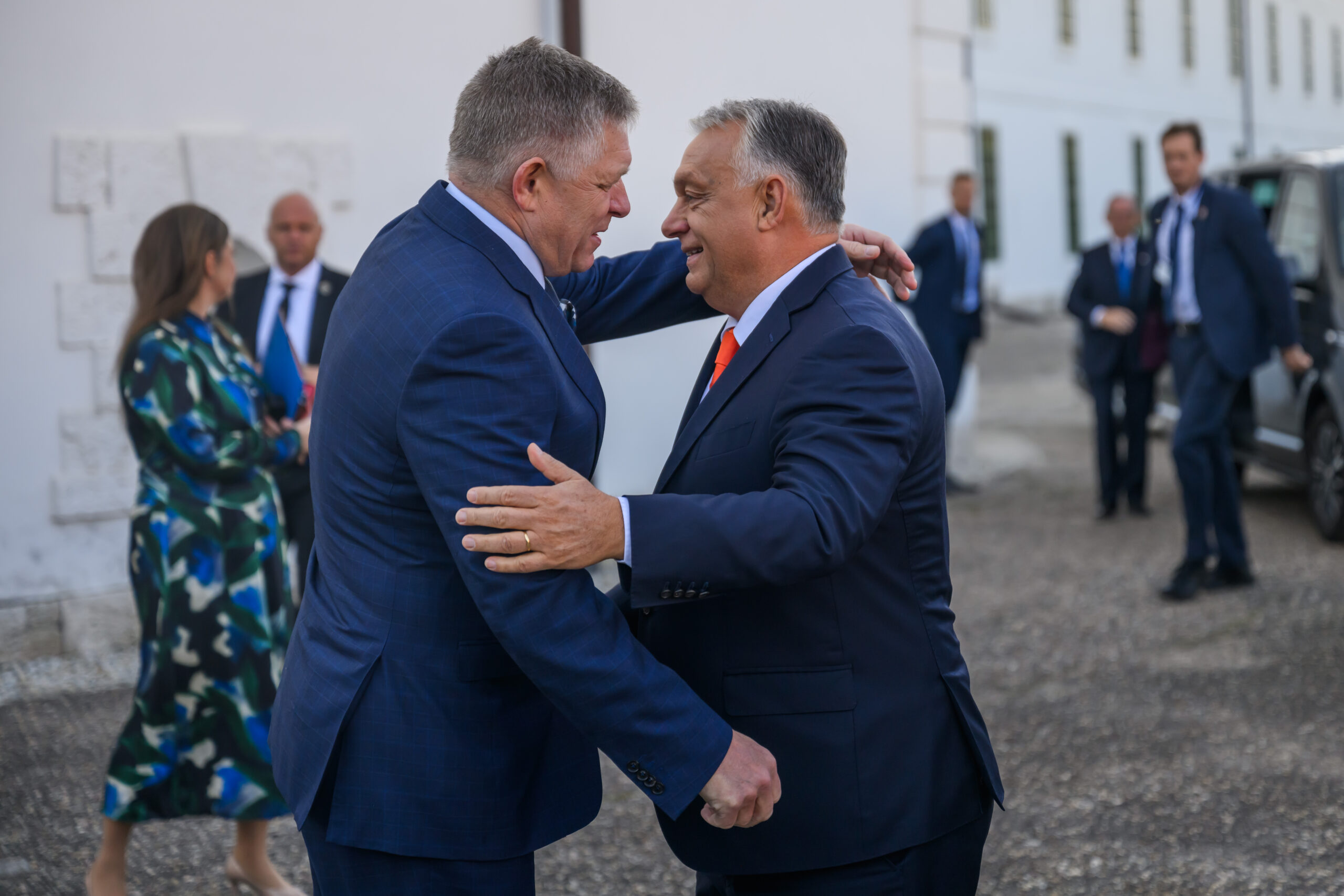 Széles mosollyal üdvözölte egymást Komáromban Fico és Orbán (FOTÓK)