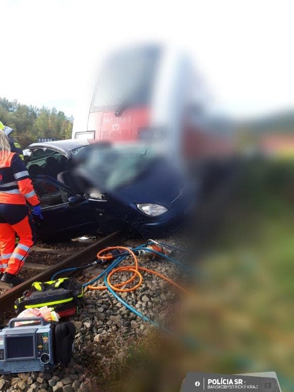 Tragikus baleset: kihajtott a vonat elé a Citroen – a sofőr életét vesztette, utastársát mentőhelikopter vitte el