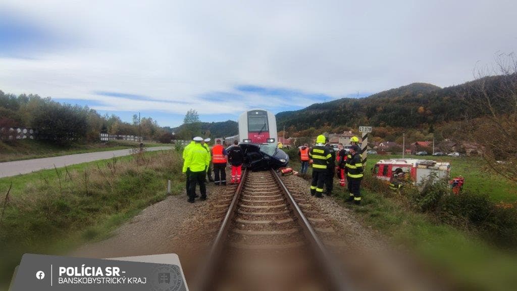 Tragikus baleset: kihajtott a vonat elé a Citroen – a sofőr életét vesztette, utastársát mentőhelikopter vitte el