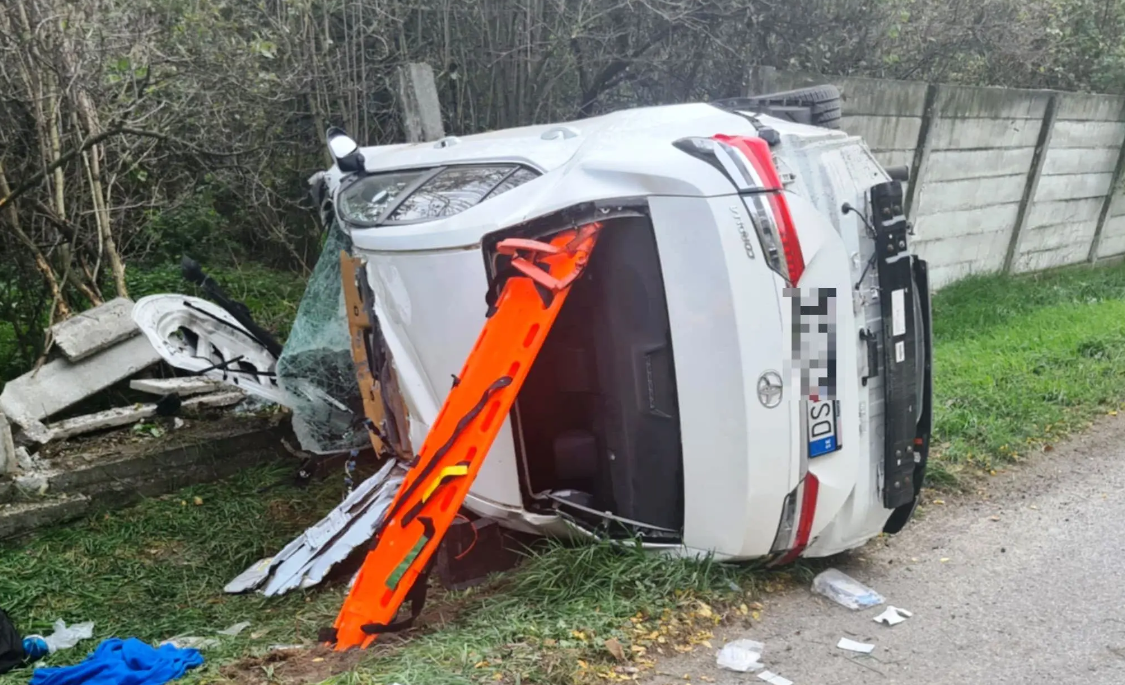 Osobné auto narazilo do betónového plotu v Čilizskej Radvani, vodič prišiel o život