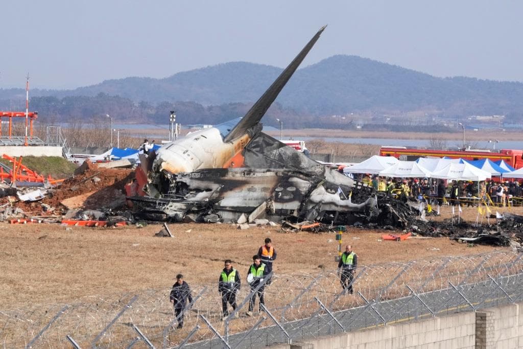 181 személlyel a fedélzetén landolás után falnak ütközött és kigyulladt egy repülőgép Dél-Koreában, majdnem mindenki meghalt! (Videó + Fotók)