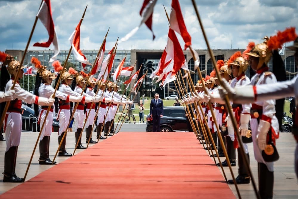 Itt az út vége: Amerikából nézheti Fico élő adásban, hogyan verik szét itthon a kormányát