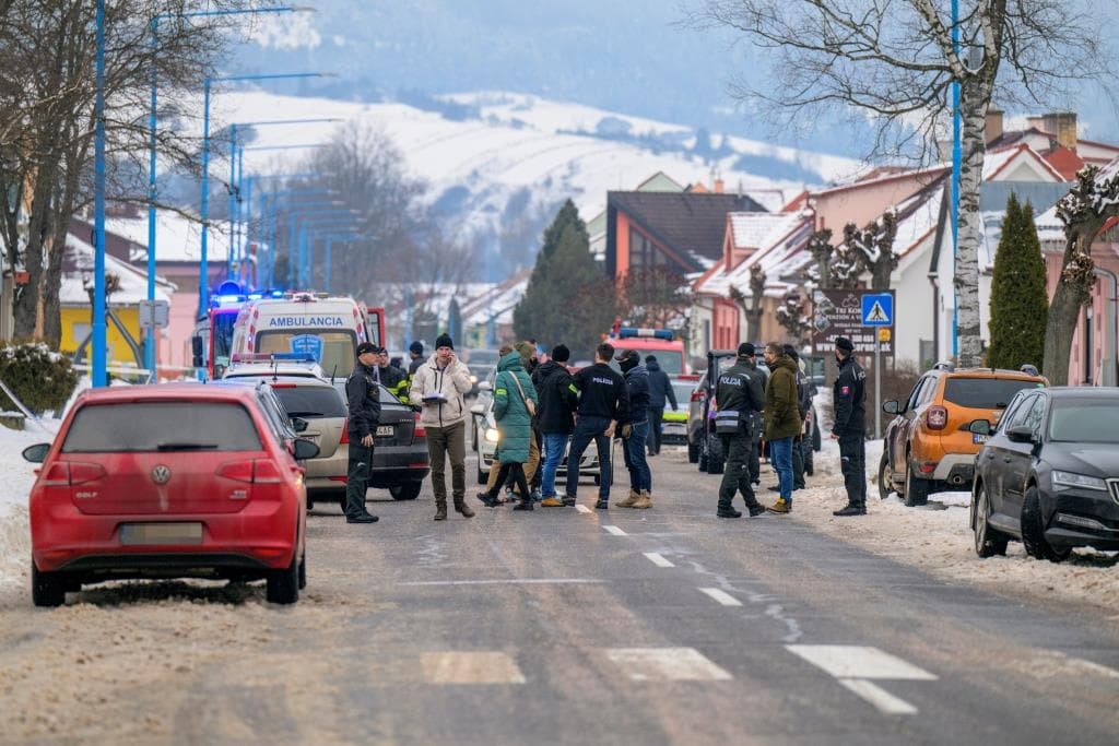 Rács mögött marad a késelő fiatal, aki két emberrel végzett a gimnáziumban